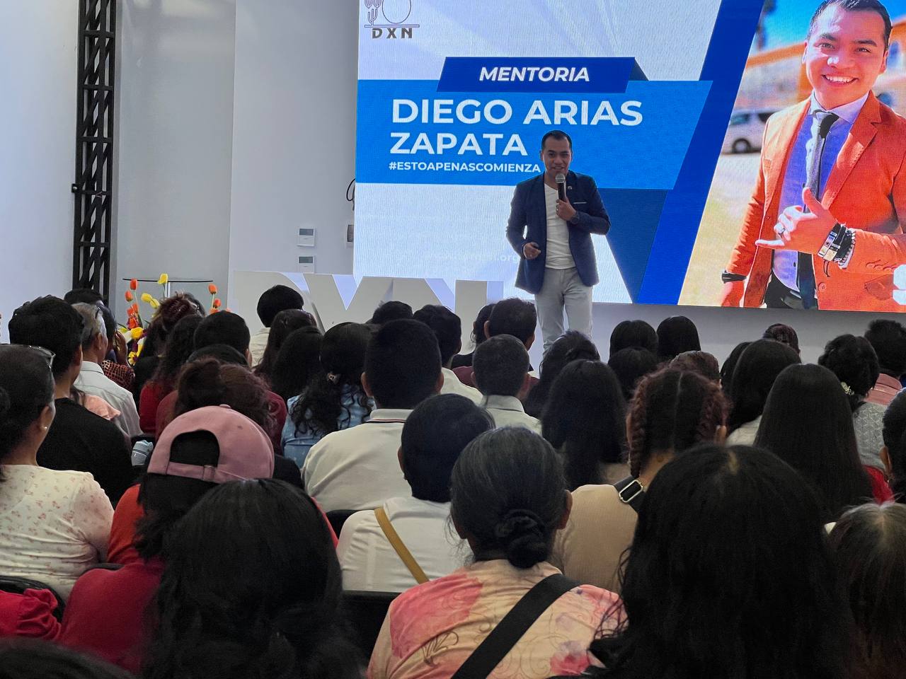 Diego Arias Zapata impartiendo una mentoría